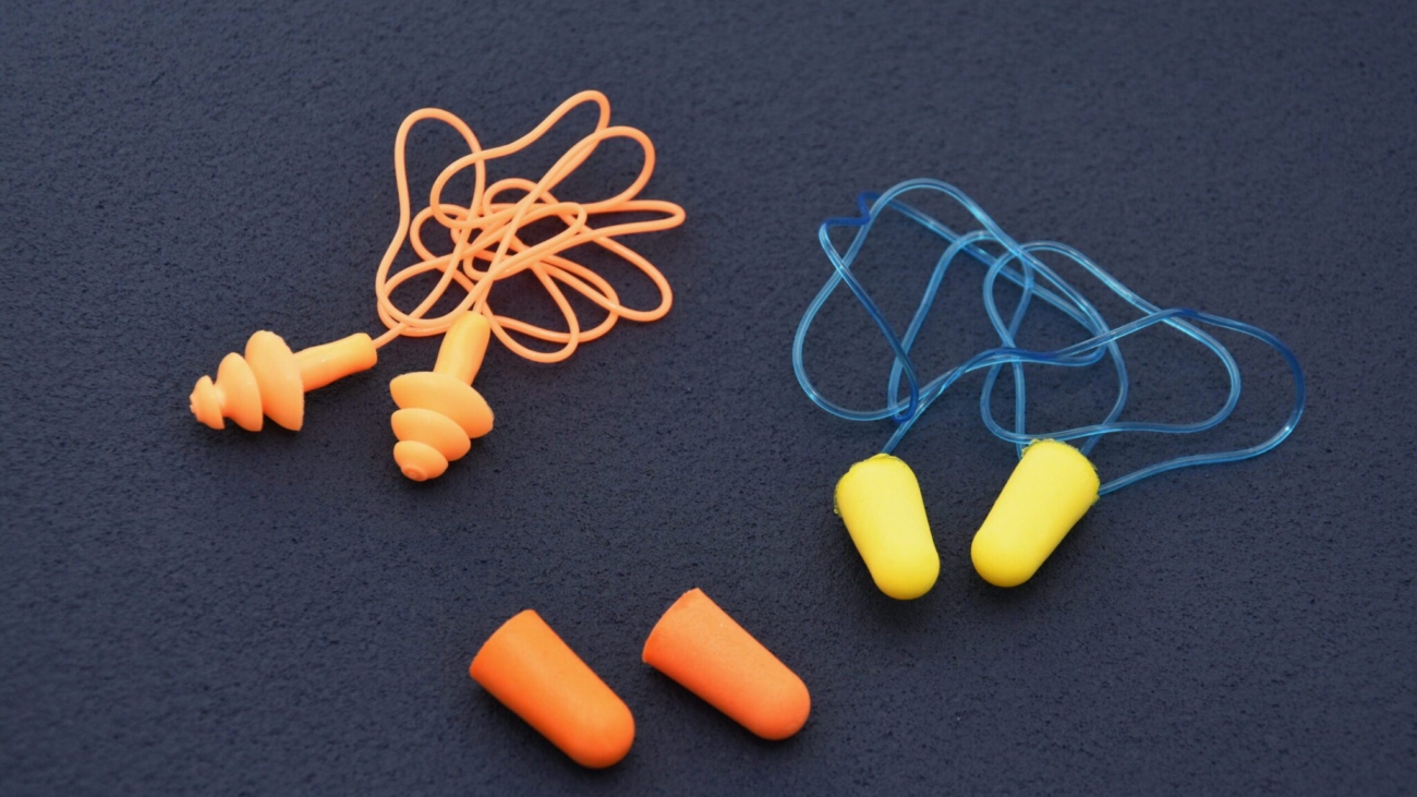 vecteezy_earplugs-isolated-on-dark-background_2841118