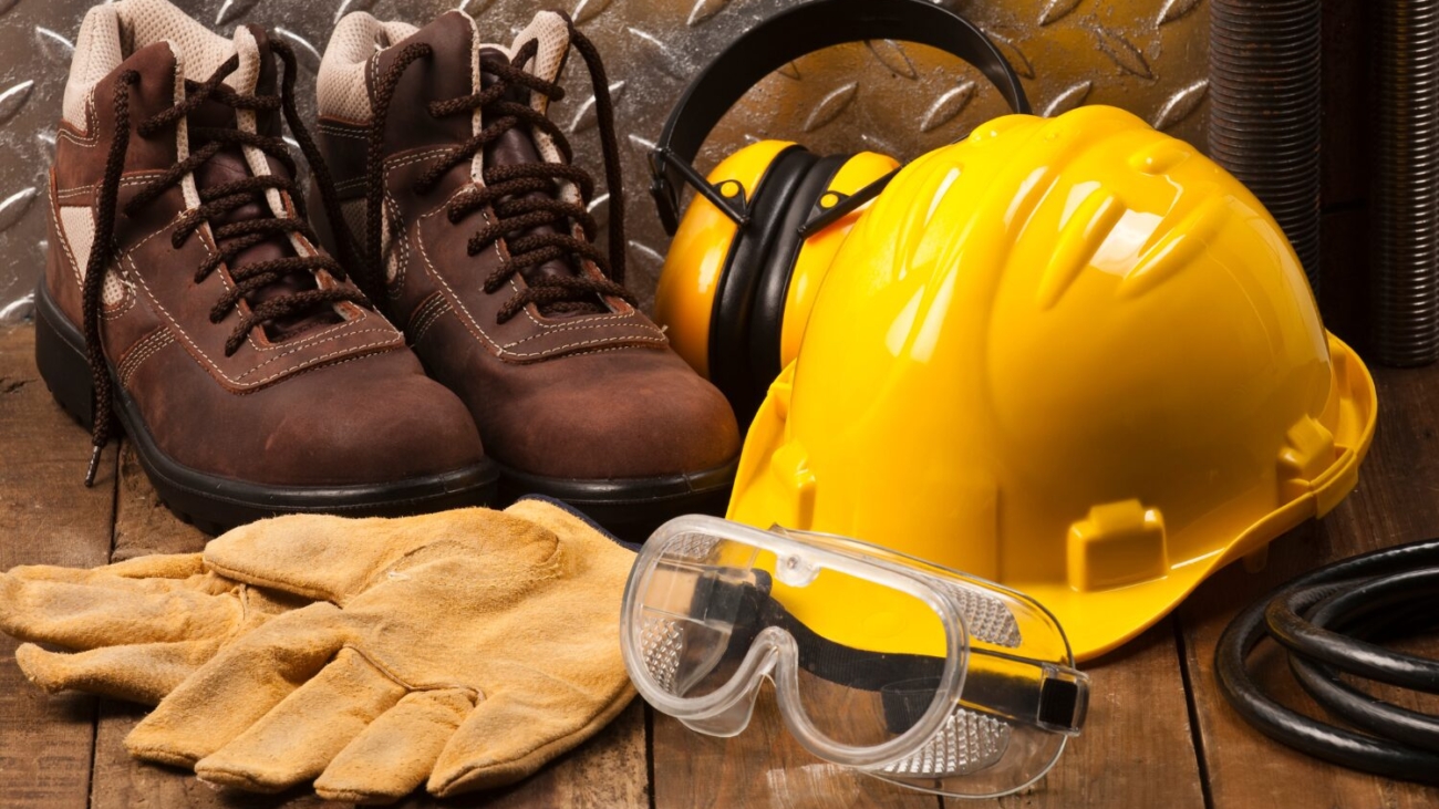 BOOTS, HARDHAT, GLOVES, GOOGLES AND EARMUFFS